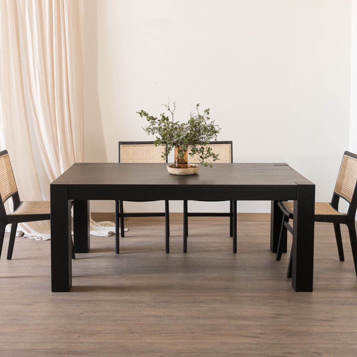 AMOBLE - Mesa De Comedor Benito Negro Amoblé