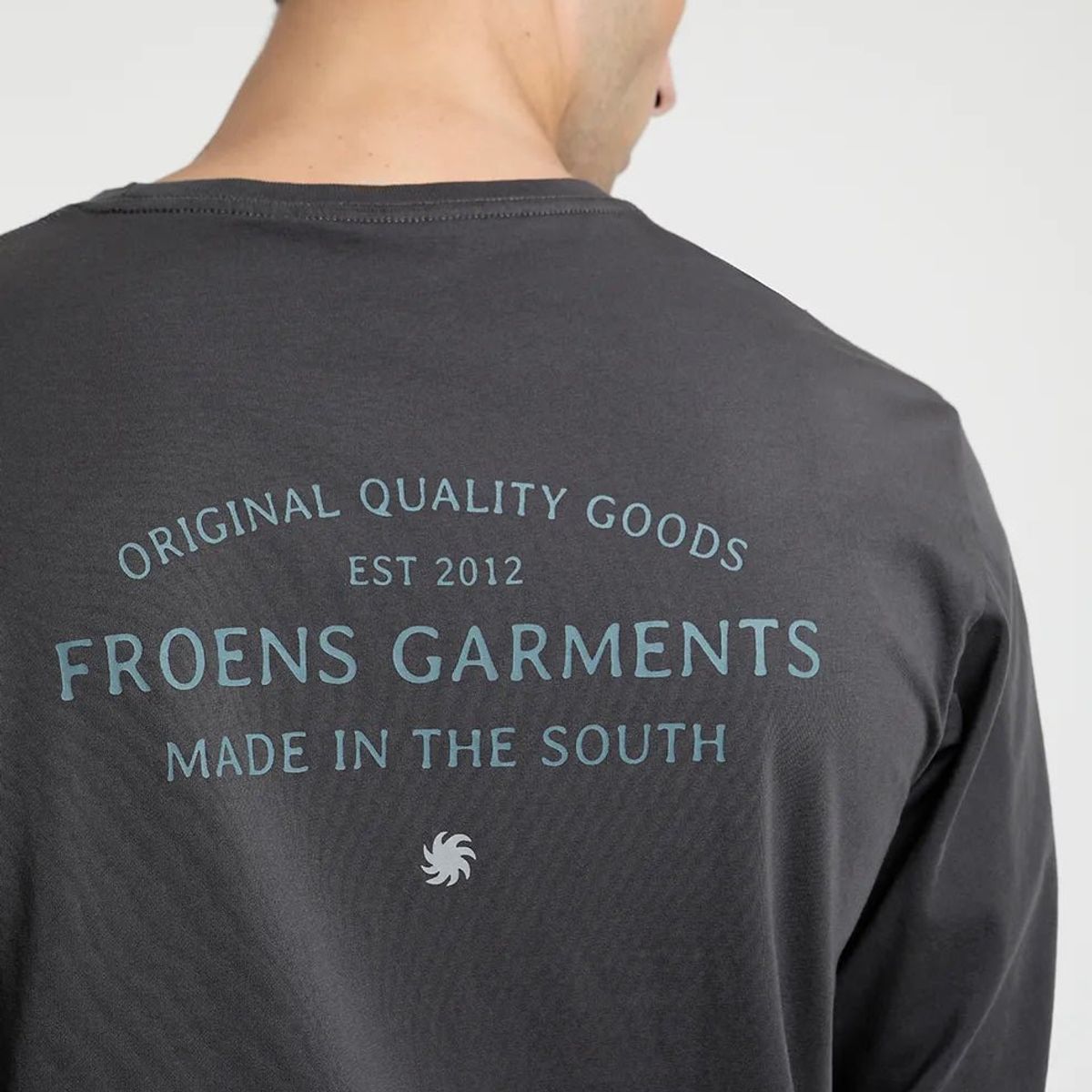 FROENS - Polera manga larga hombre Back text grafito - Algodón orgánico Froens