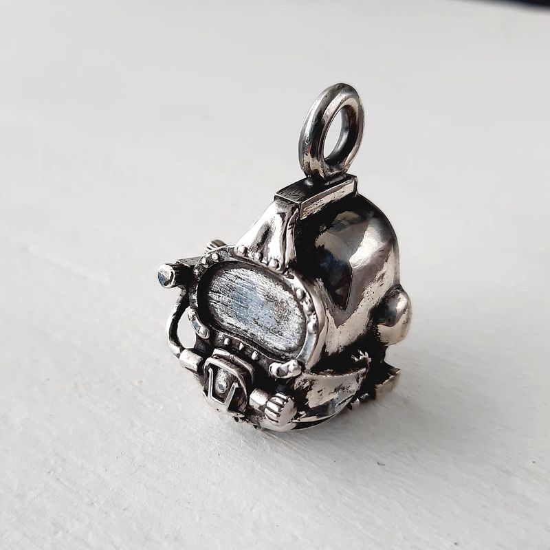 GENERICO - Colgante de plata con diseño de casco buceo