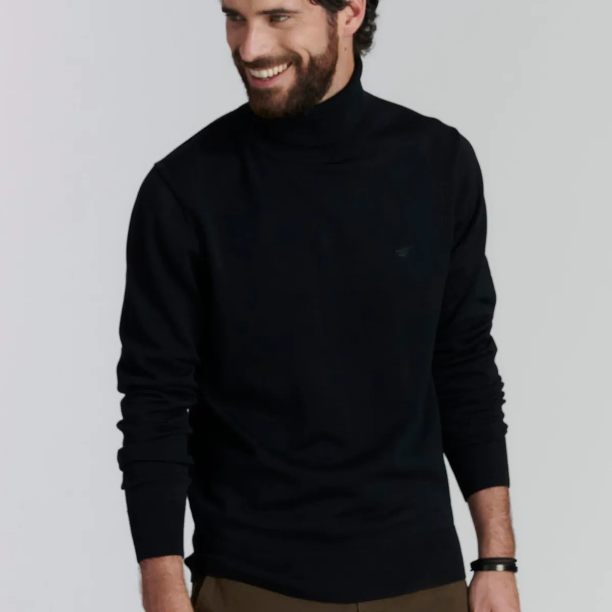 FEROUCH - Sweater Turtle Neck F Smart Casual Negro Ferouch.