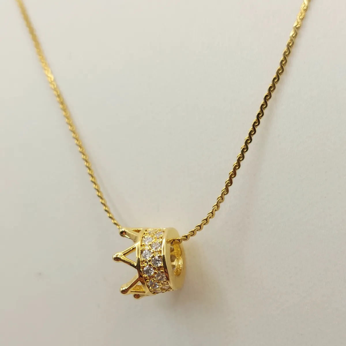 GENERICO - Cadena Tejido Escalera con Corona de Brillantes de Oro Laminado 18k