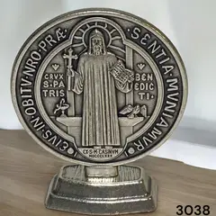 GENERICO - Medallón de San Benito de Metal con Base. 7,4 cm. x 5,3 cm.
