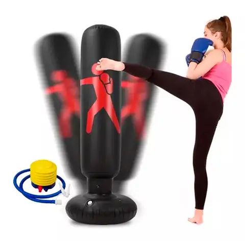 Saco de boxeo para entrenar golpes con guantes de boxeo