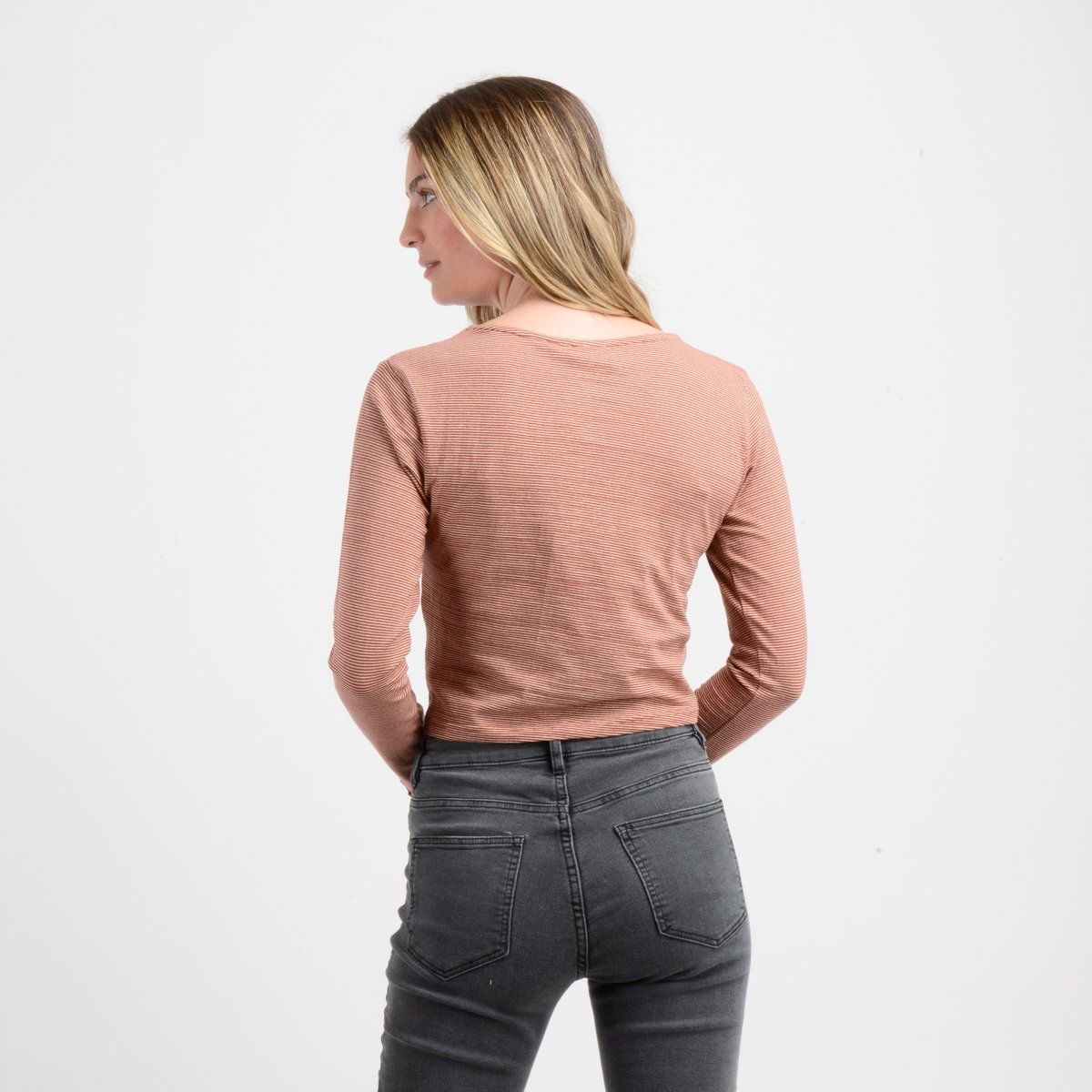 O'NEILL - POLERA MANGA LARGA LEANNE CAFÉ COBRE