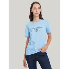 TOMMY HILFIGER - Polera Con Logo Gráfico Script Celeste