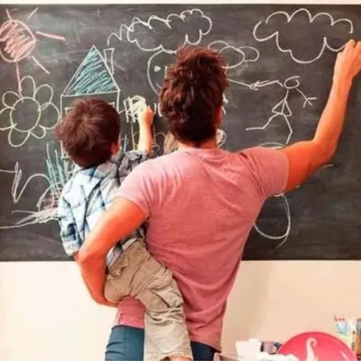 GENERICO - PIZARRA ADHESIVA COLOR NEGRA DE 100X45CM INCLUYE TIZAS