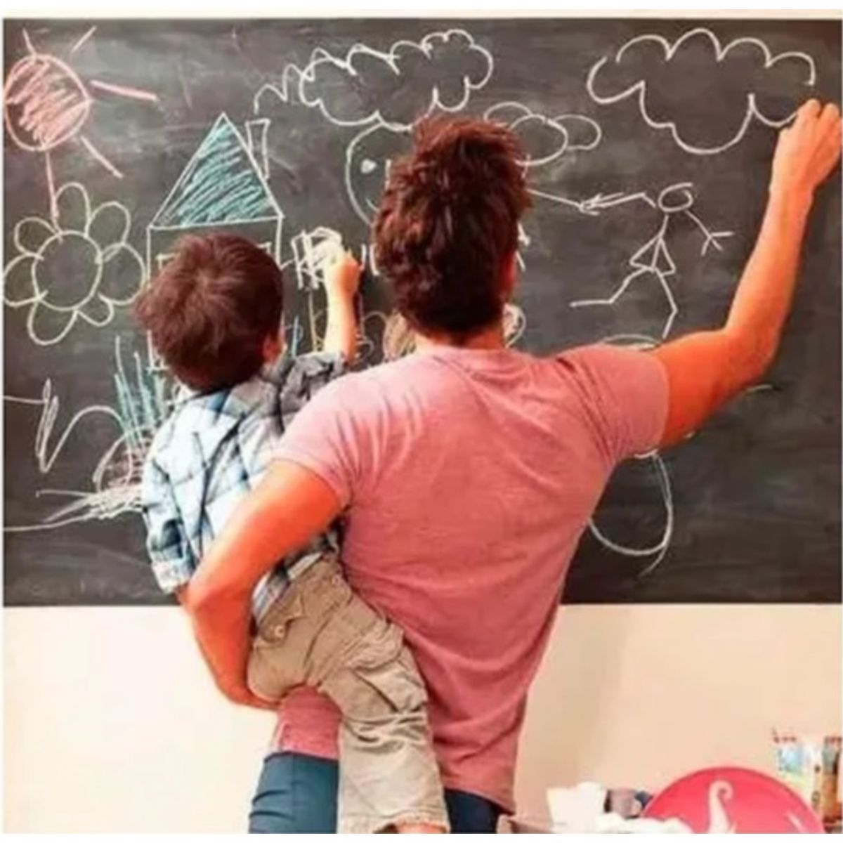 GENERICO - PIZARRA ADHESIVA COLOR NEGRA DE 100X45CM INCLUYE TIZAS