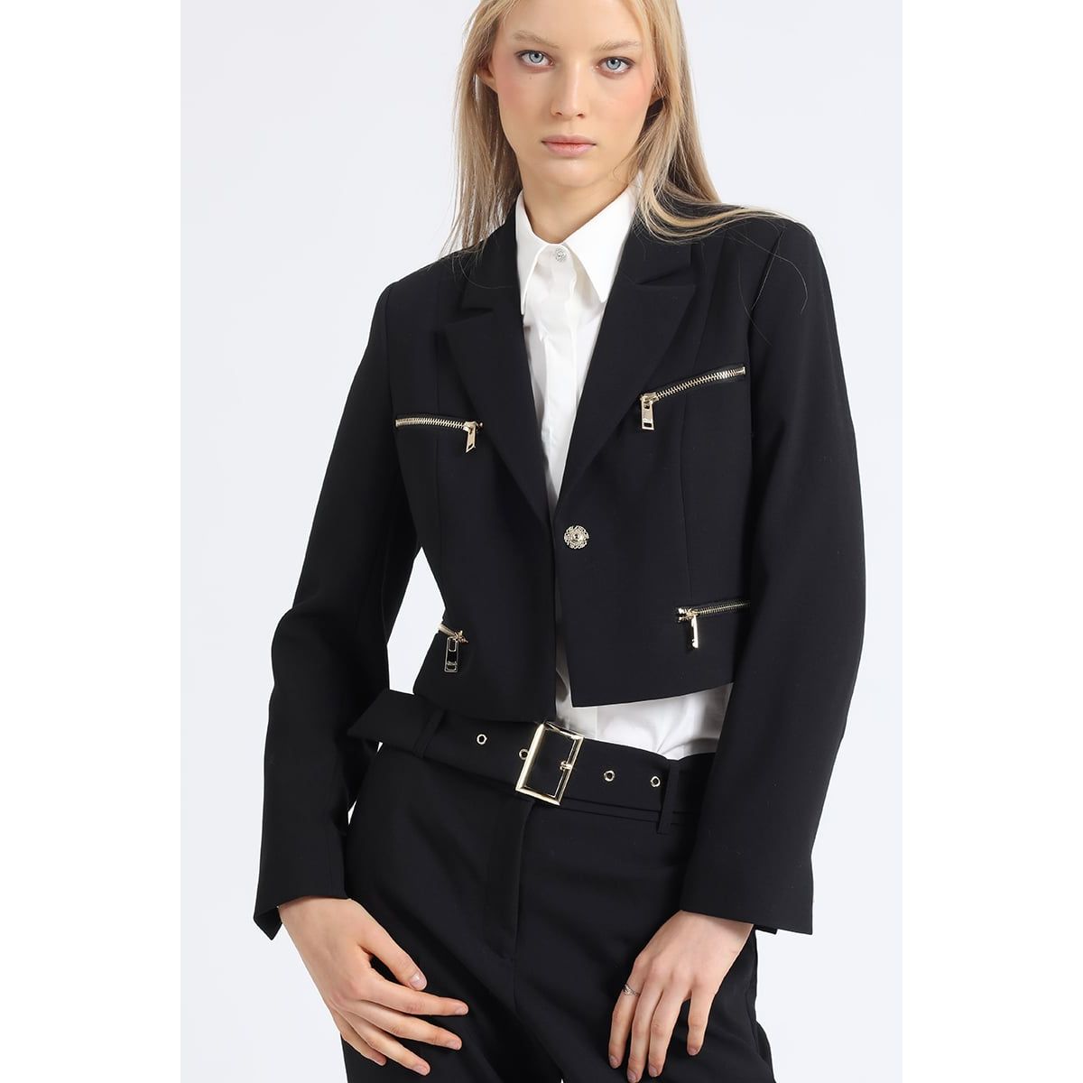 LIOLA - Blazer Crop Cierres Fantasia, Negro Liola
