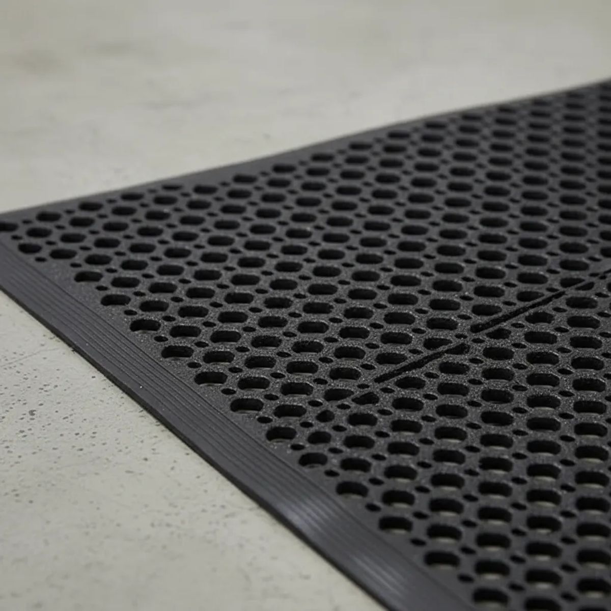 QRUBBER - Piso Drenaje c/ bordes seguridad 91cmx152mx11mm QRubber