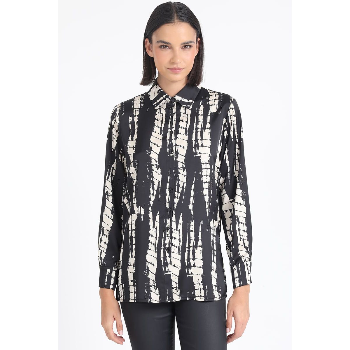 LIOLA - Blusa Satin Estampado Diseño Negro Liola