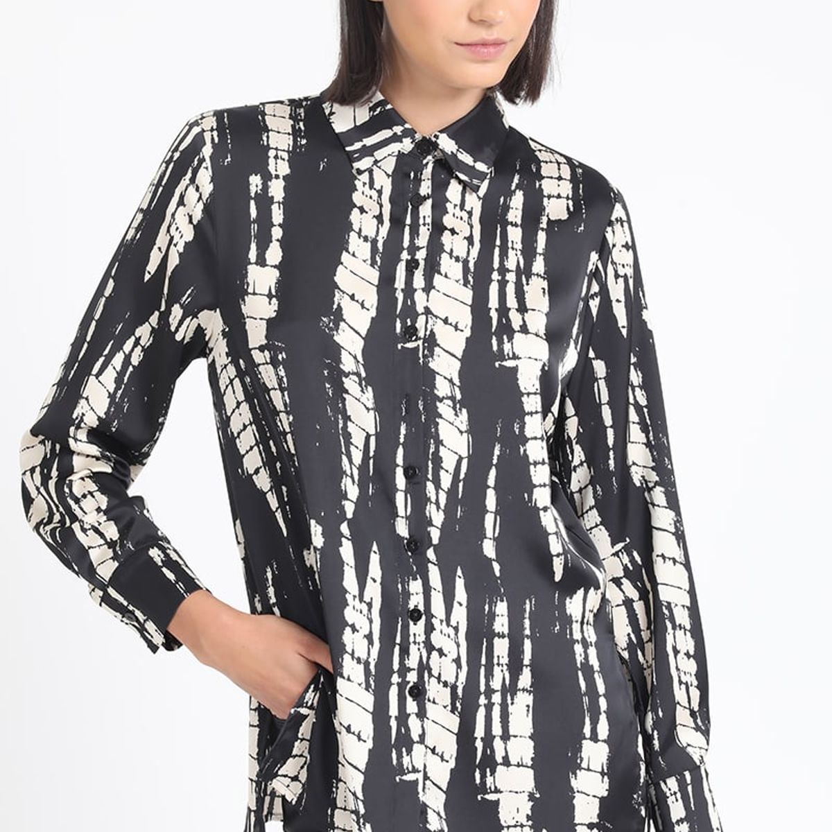 LIOLA - Blusa Satin Estampado Diseño Negro Liola