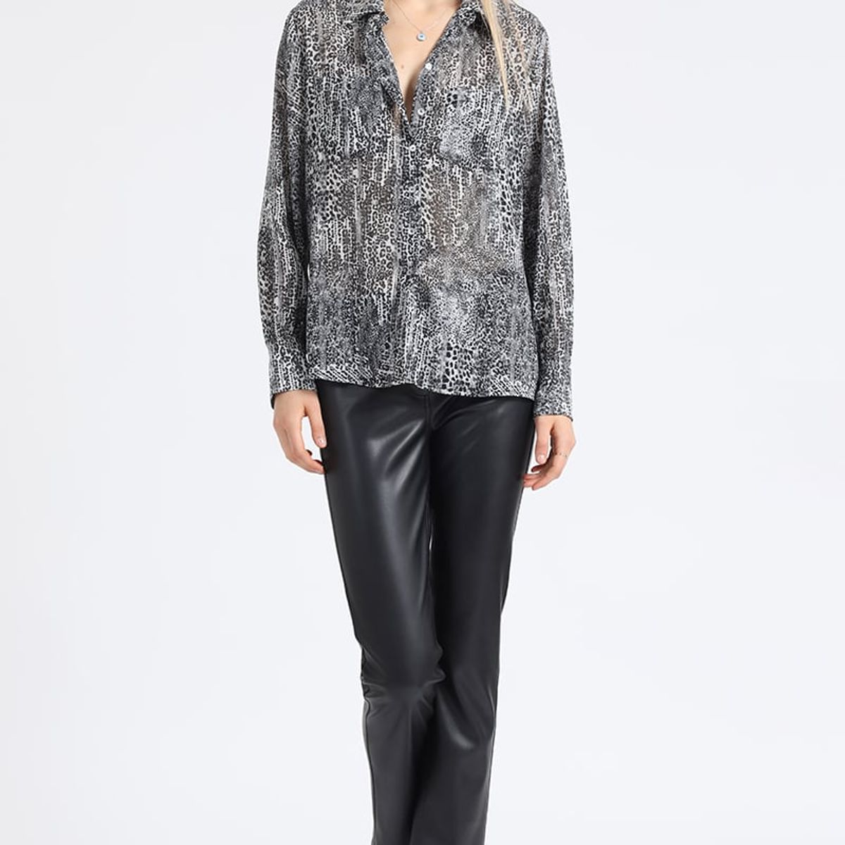 LIOLA - Blusa Estampado Animal Print, Gris Liola