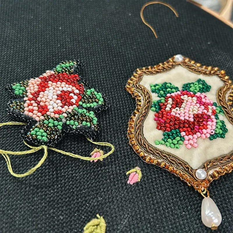 MARTIN BORDADOR - Kit Pedrería Insignia Flor de mostacillas