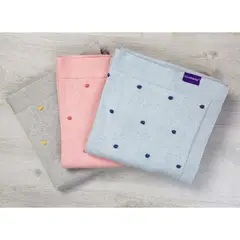 CLEVAMAMA - Frazada Algodón Orgánico con Pompones - 80x100cm - CELESTE