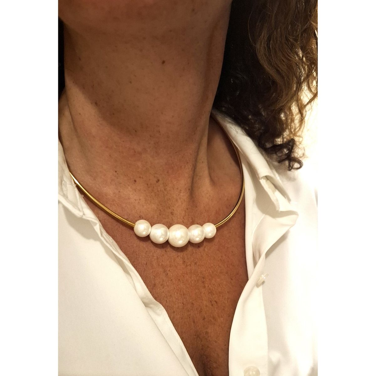 VANE COLLECTION - Collar para mujer corto diseño dorado con fila de perlas en acero y baño de oro