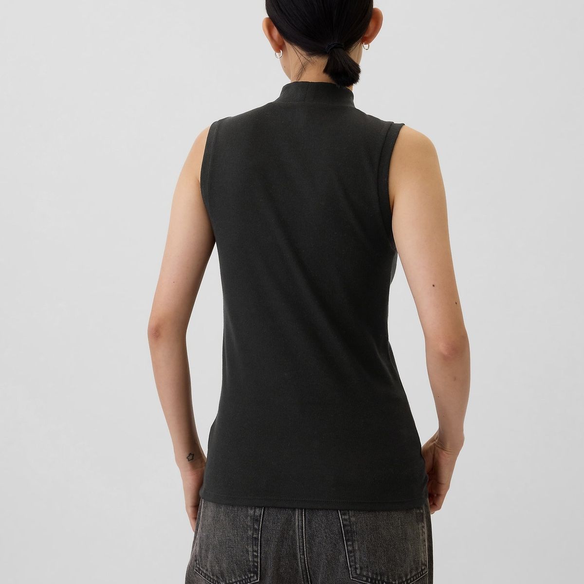 GAP - Polera Cuello Alto Sin Manga Mujer Negro