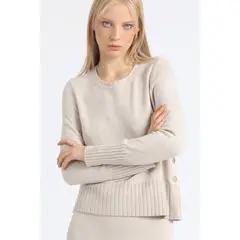 LIOLA - Sweater Recto Tejido Punto Boton Decorativo Beige