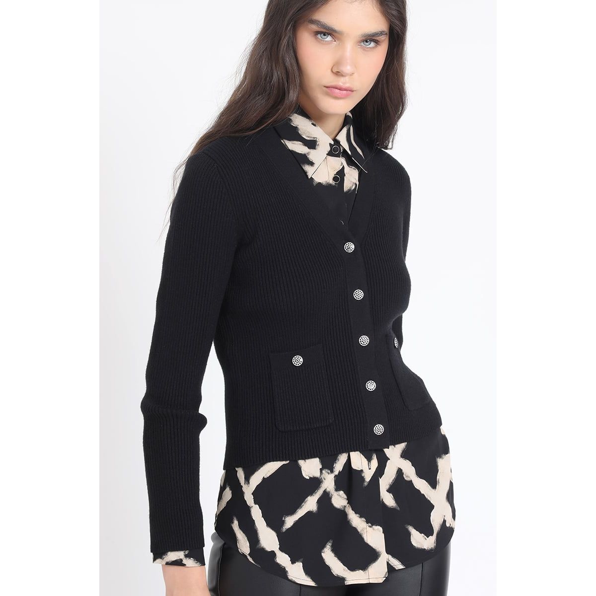 LIOLA - Cardigan Tejido Punto, Boton Joya, Negro Liola