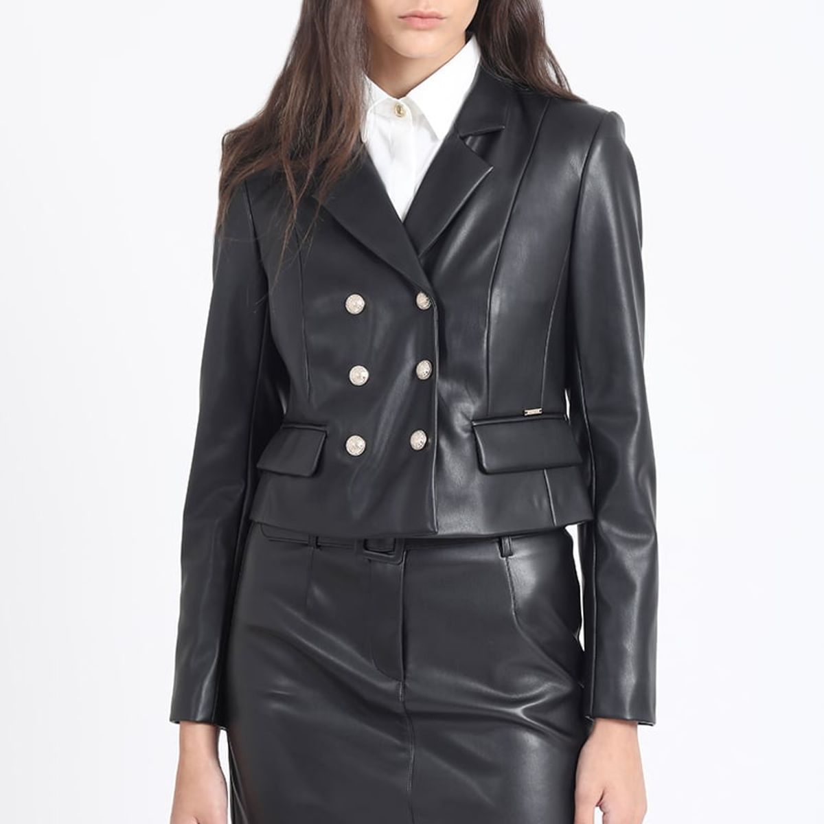 LIOLA - Blazer Crop Cruzado Efecto Cuero, Negro Liola