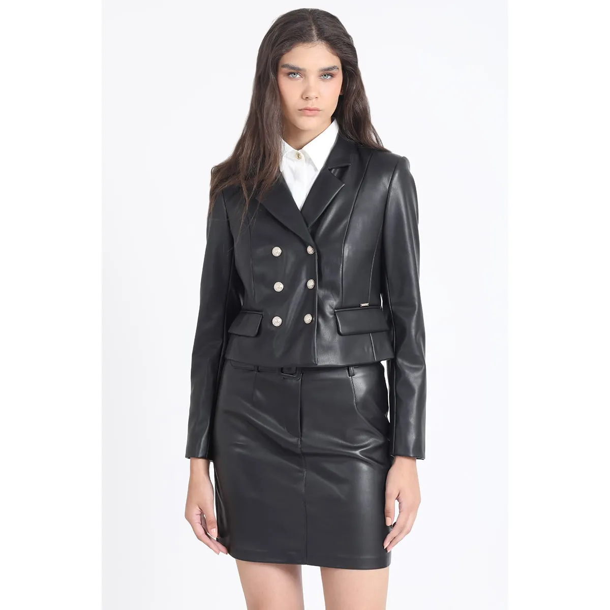 LIOLA - Blazer Crop Cruzado Efecto Cuero, Negro Liola