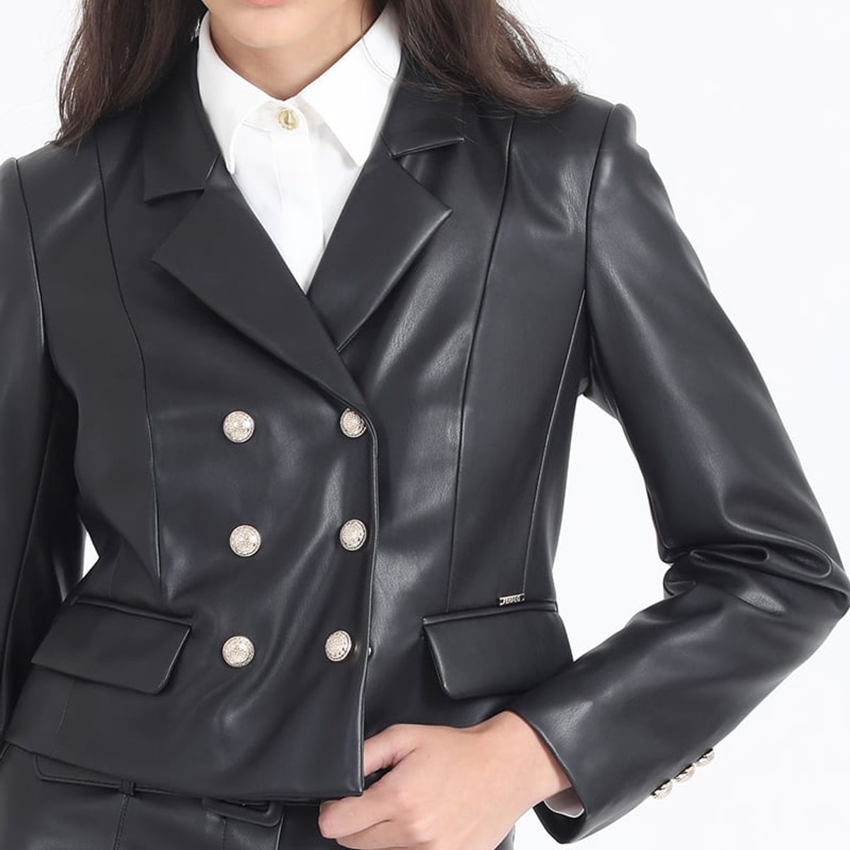 LIOLA - Blazer Crop Cruzado Efecto Cuero, Negro Liola