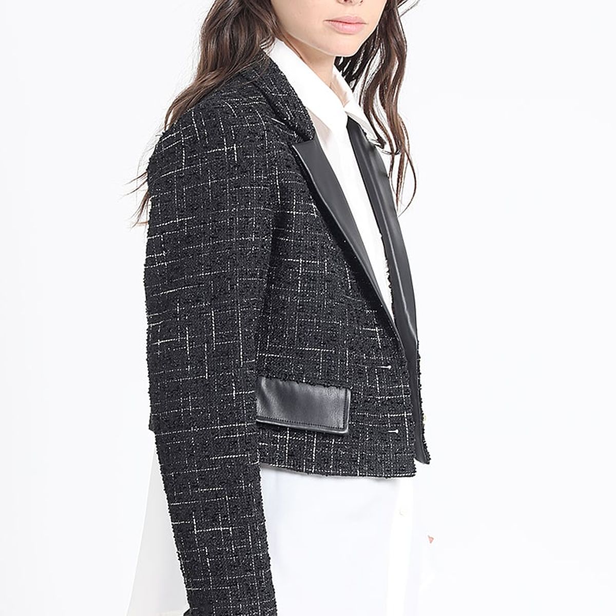 LIOLA - Blazer Crop En Tweed Fantasia Con Aplicación Cuero, Negro Liola