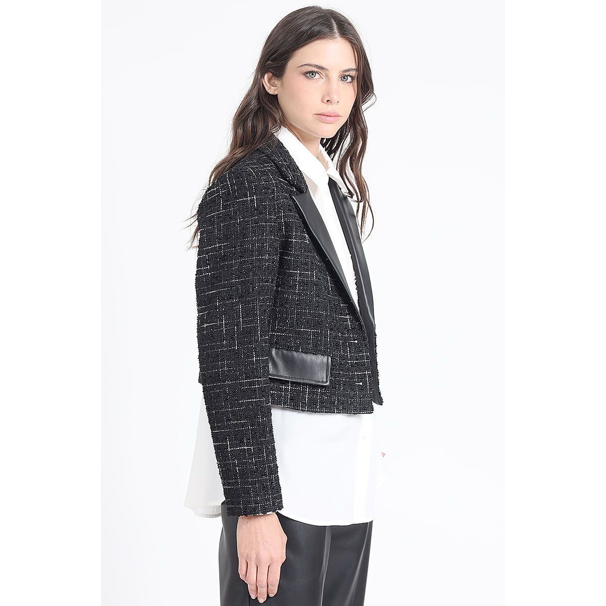 LIOLA - Blazer Crop En Tweed Fantasia Con Aplicación Cuero, Negro Liola