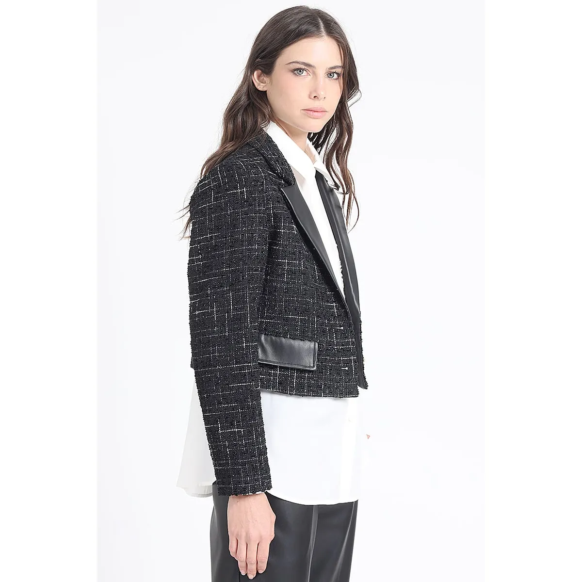 LIOLA - Blazer Crop En Tweed Fantasia Con Aplicación Cuero, Negro Liola