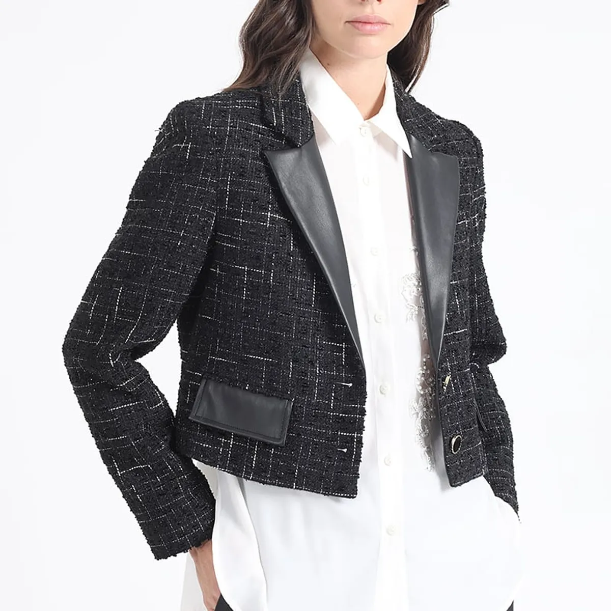 LIOLA - Blazer Crop En Tweed Fantasia Con Aplicación Cuero, Negro Liola