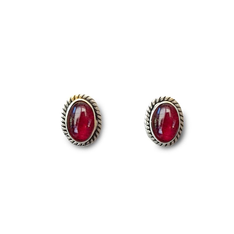 ANDREA COGGIOLA JOYAS - Aros Botón Óvalo Trenzado Granate Plata Fina 925