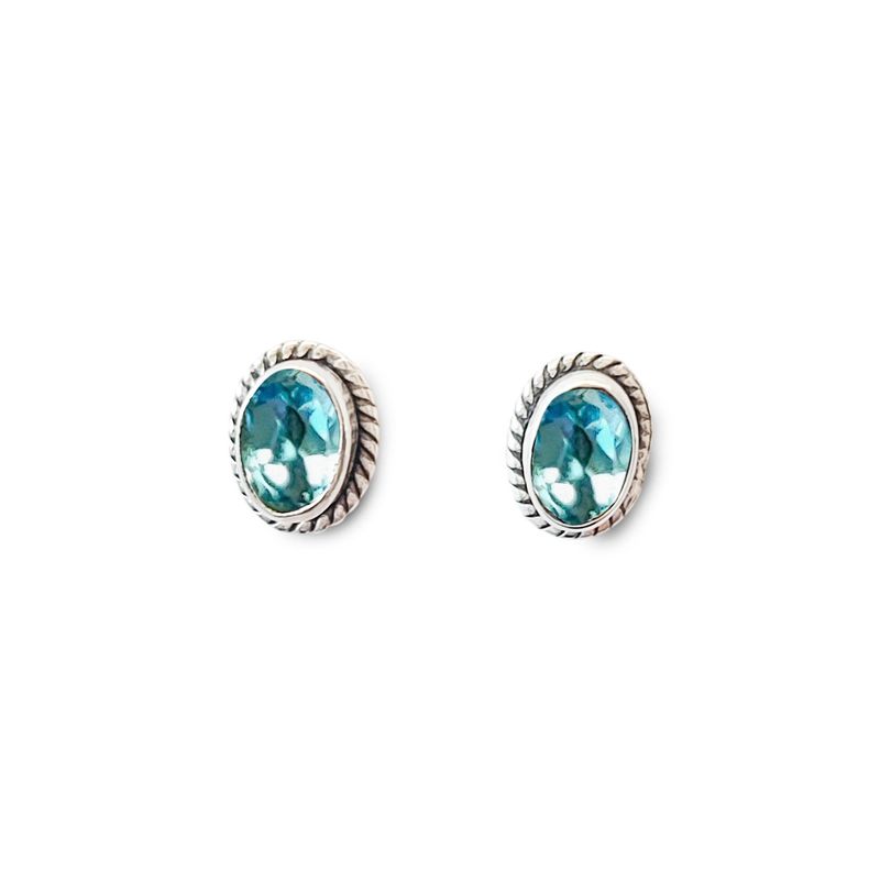 ANDREA COGGIOLA JOYAS - Aros Botón Óvalo Trenzado Topacio Celeste Plata Fina 925