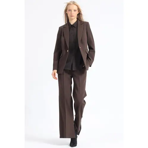 LIOLA - Pantalon Flare Tiro Alto Abertura Chocolate