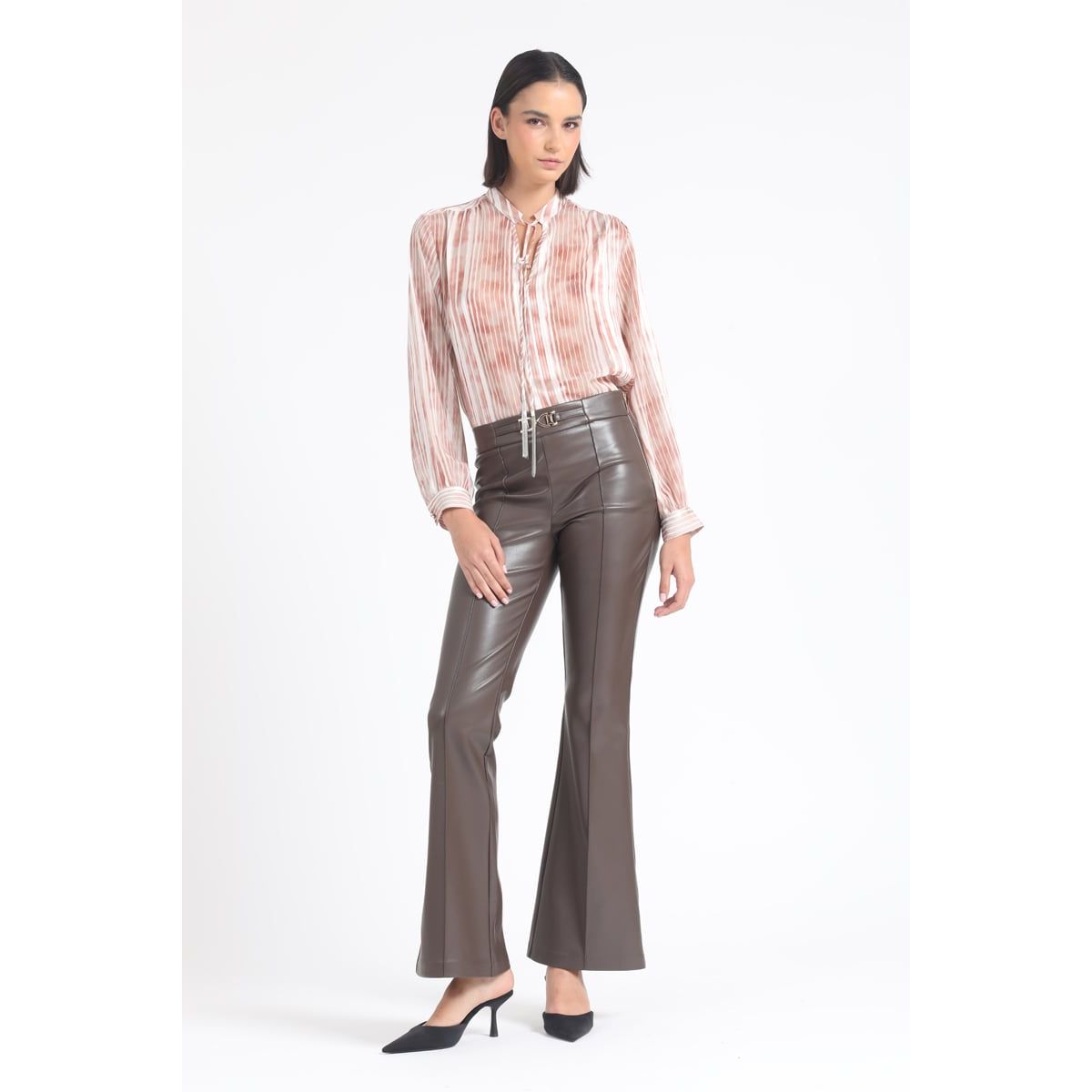 LIOLA - Pantalon Flare, Tiro Medio, Efecto Cuero, Chocolate Liola
