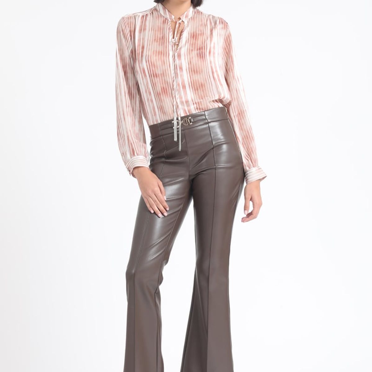 LIOLA - Pantalon Flare, Tiro Medio, Efecto Cuero, Chocolate Liola
