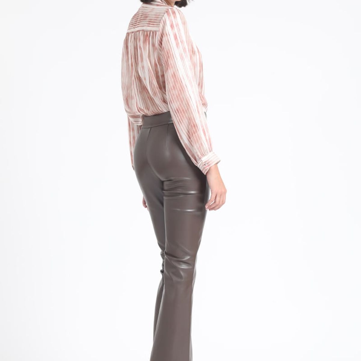 LIOLA - Pantalon Flare, Tiro Medio, Efecto Cuero, Chocolate Liola
