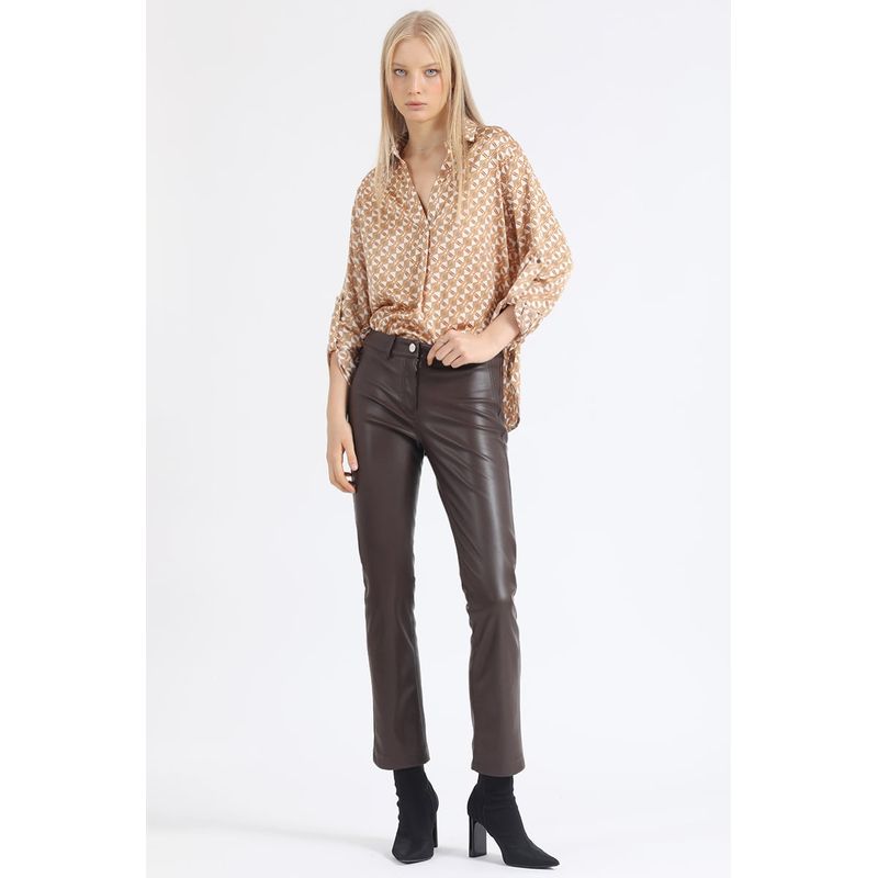 LIOLA - Pantalon Pitillo Tiro Medio Efecto Cuero Chocolate Liola