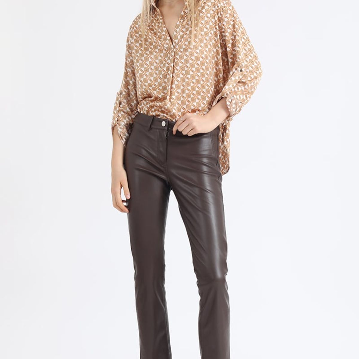 LIOLA - Pantalon Pitillo Tiro Medio Efecto Cuero Chocolate Liola