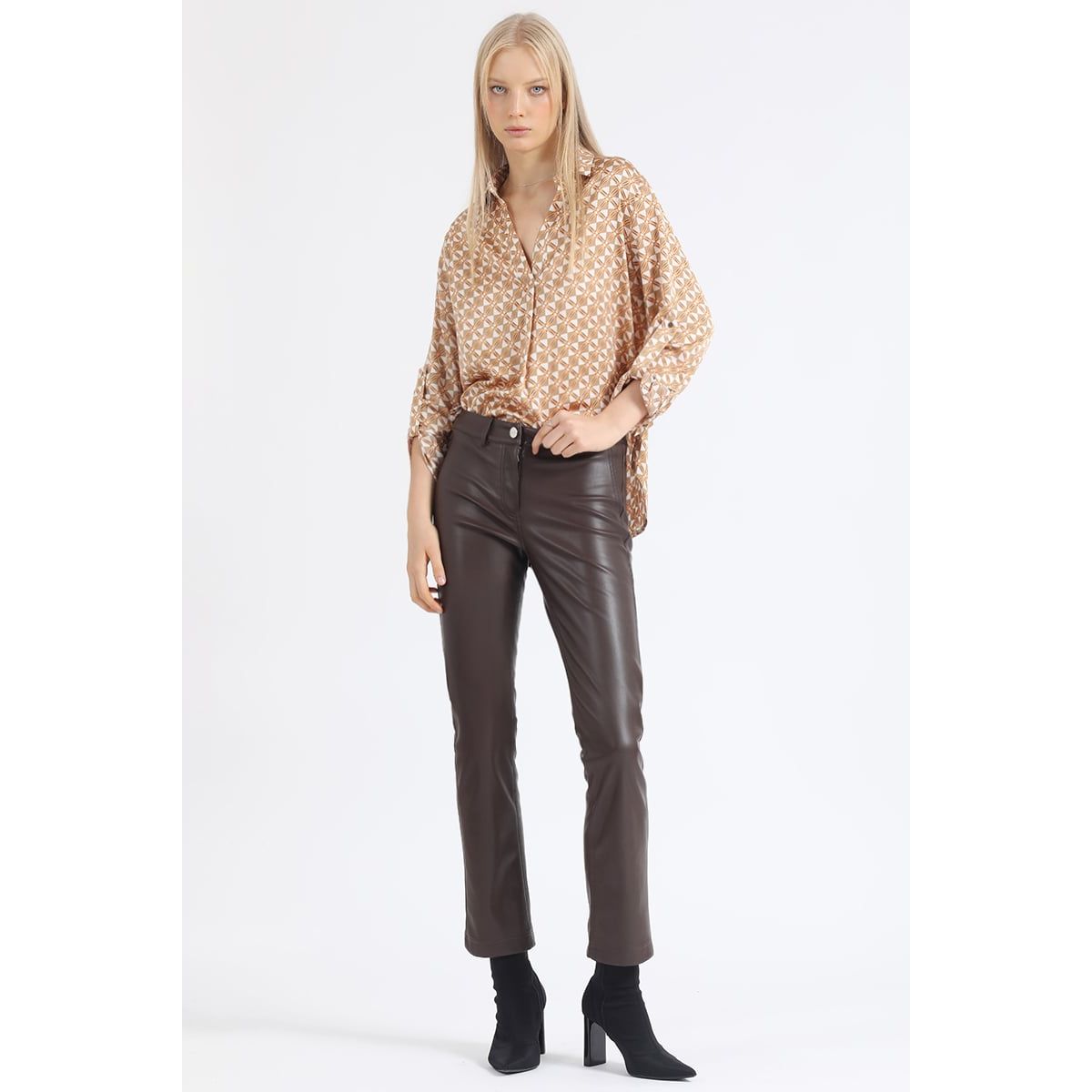 LIOLA - Pantalon Pitillo Tiro Medio Efecto Cuero Chocolate Liola