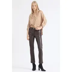 LIOLA - Pantalon Pitillo Tiro Medio Efecto Cuero Chocolate