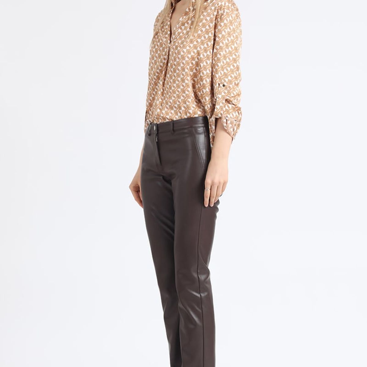 LIOLA - Pantalon Pitillo Tiro Medio Efecto Cuero Chocolate Liola