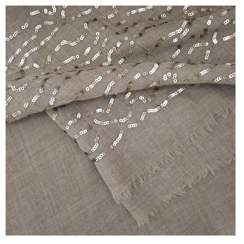 VANE COLLECTION - Pañoleta echarpe color fango 92% Lana 8% Seda bordada con lentejuelas