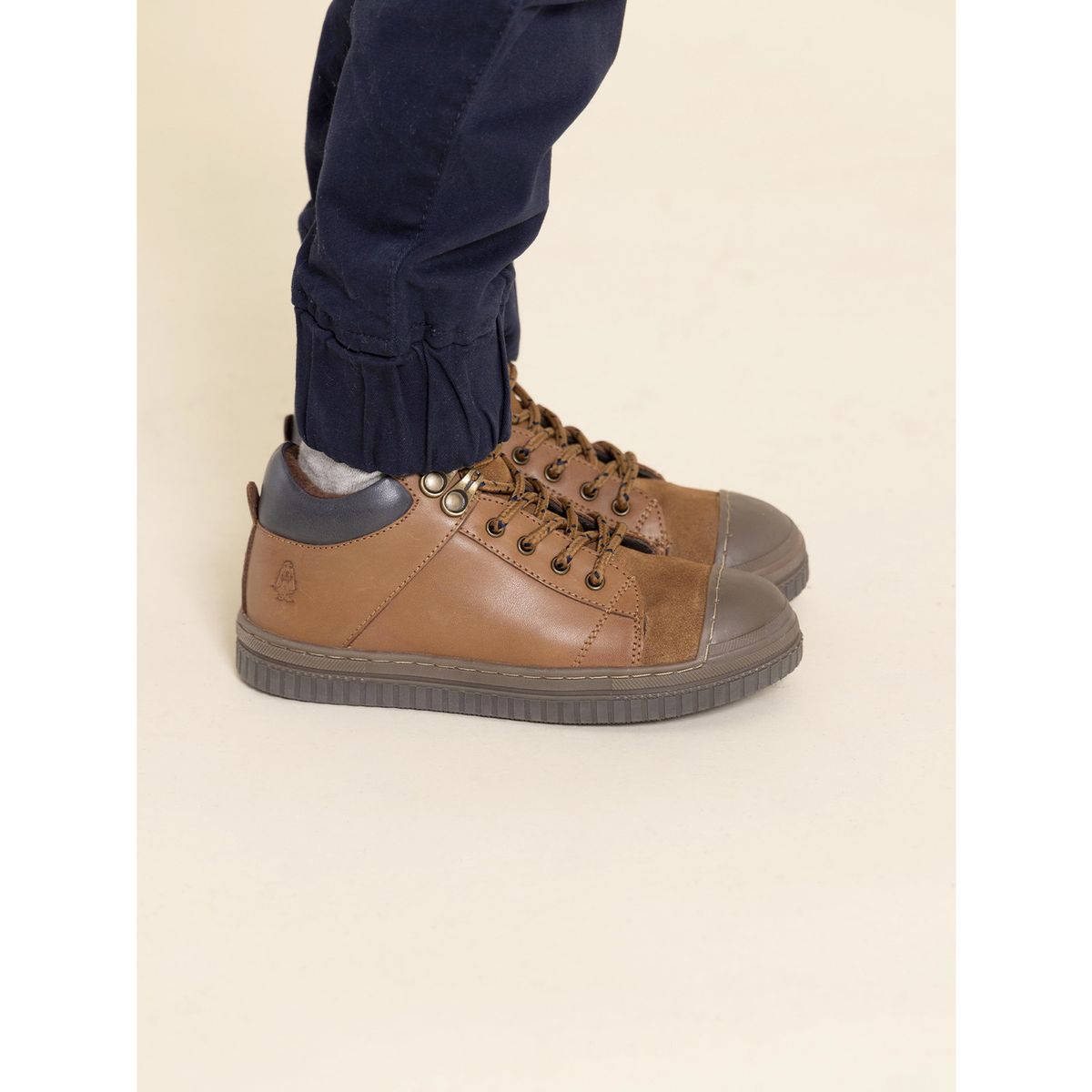 HUSH PUPPIES - Zapatilla Cuero Waco Niño Café HUSH PUPPIES