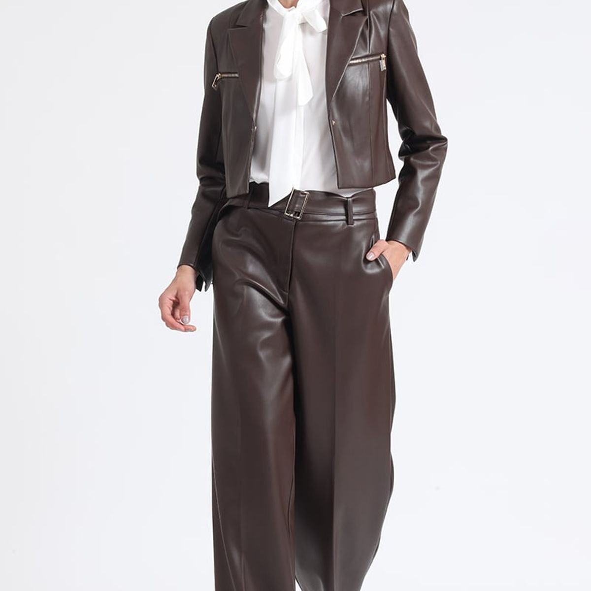 LIOLA - Blazer Crop Efecto Cuero Con Cierres, Chocolate Liola