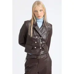 LIOLA - Blazer Crop Cruzado Efecto Cuero Chocolate