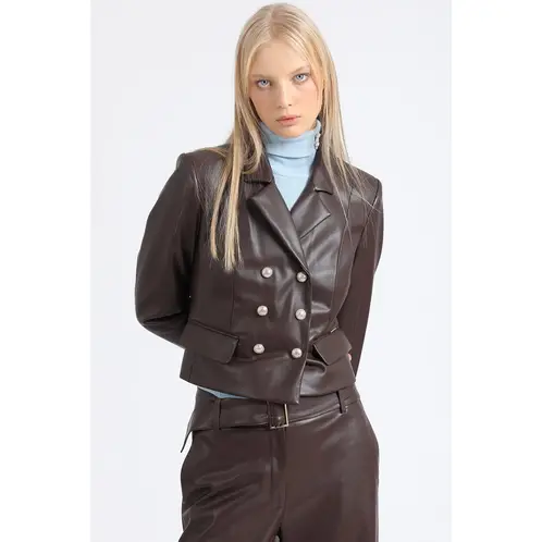 LIOLA - Blazer Crop Cruzado Efecto Cuero, Chocolate