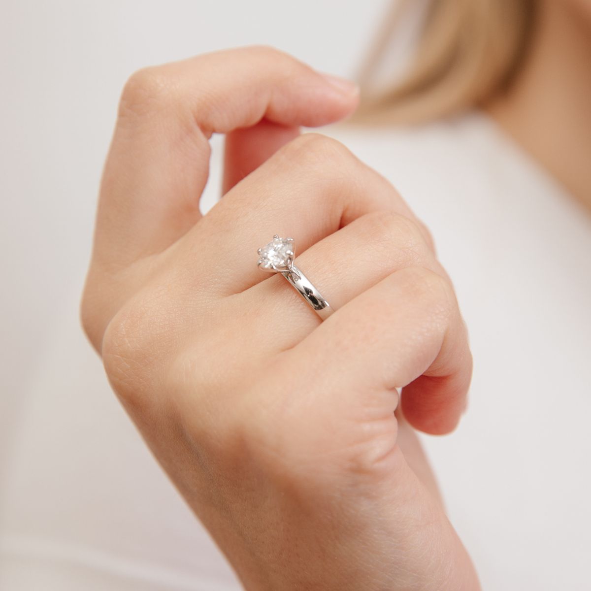 BOOMZAIR - ANILLO DE COMPROMISO SOLITARIO CON MOISSANITA  1 CT PLATA LEY RODINADA