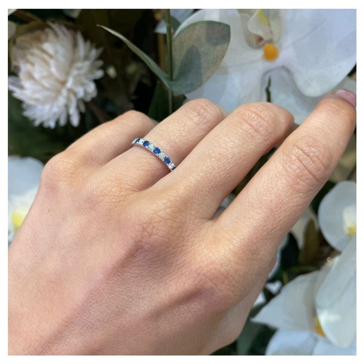 BOOMZAIR - ANILLO DE COMPROMISO MEDIO CINTILLO CON ZAFIROS NAT Y MOISSANITAS