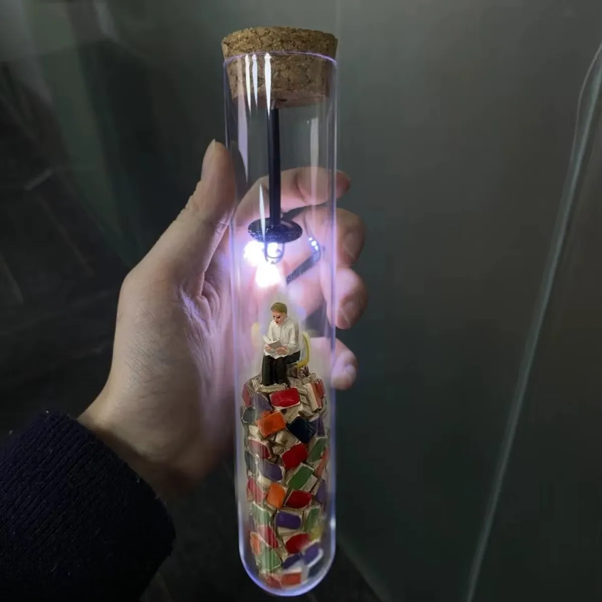 GENERICO - Lampara Biblioteca Hombre Leyendo En Tubo De Ensayo A Pila