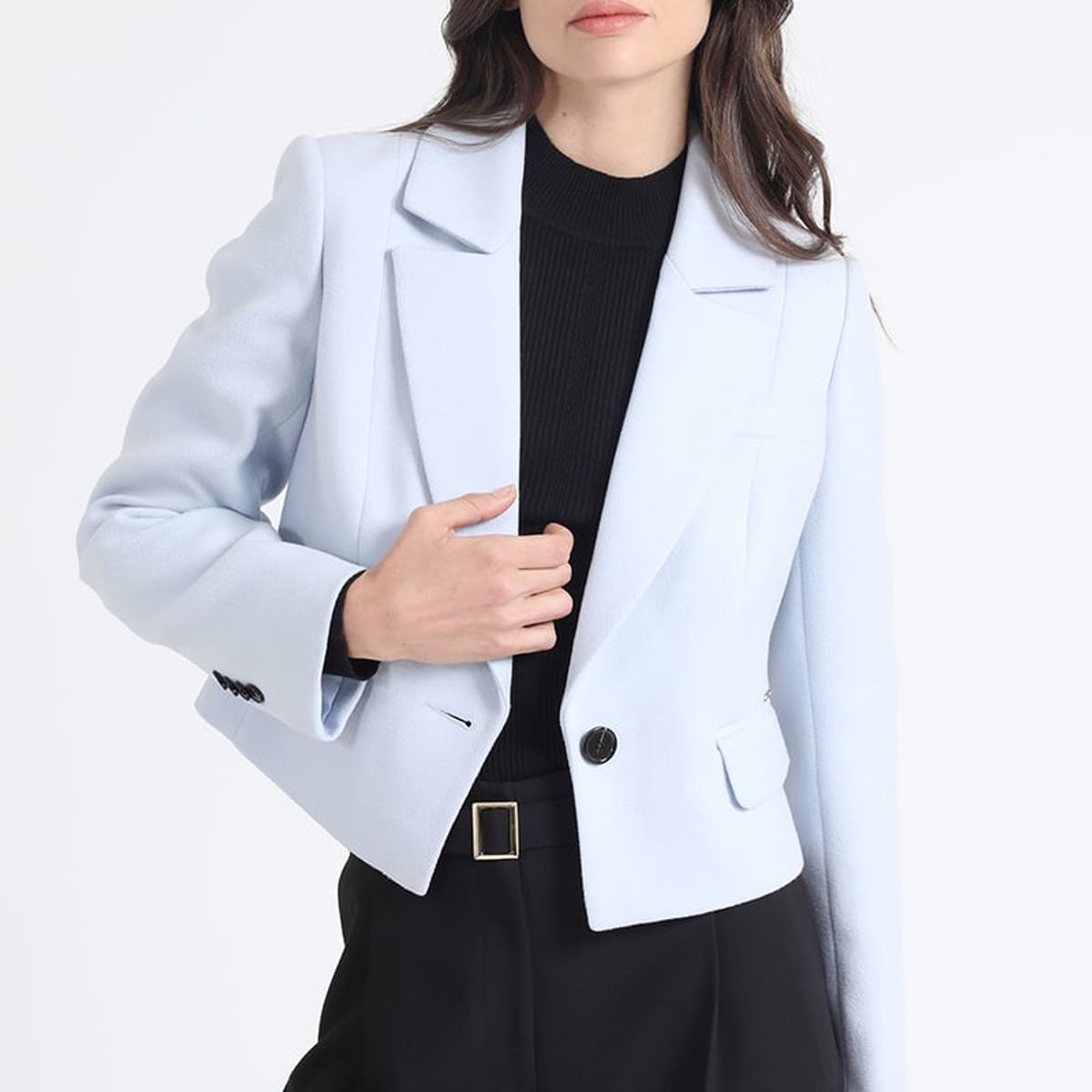 LIOLA - Chaqueta Crop, Boton Contratono, Muflon Celeste Liola