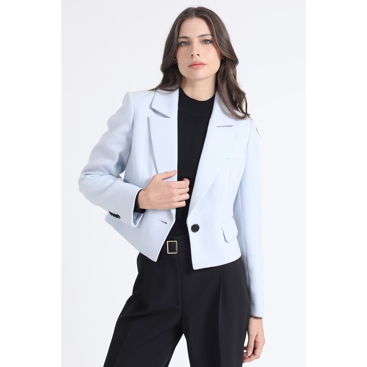 LIOLA - Chaqueta Crop, Boton Contratono, Muflon Celeste Liola